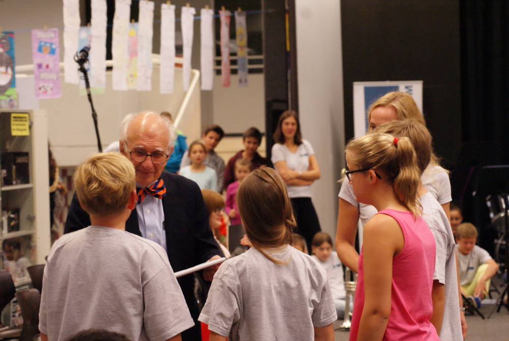 Eric Kandel im Gespräch mit Schülerinnen und Schülern des Eric-Kandel-Gymnasiums im Forum des Schulgebäudes.