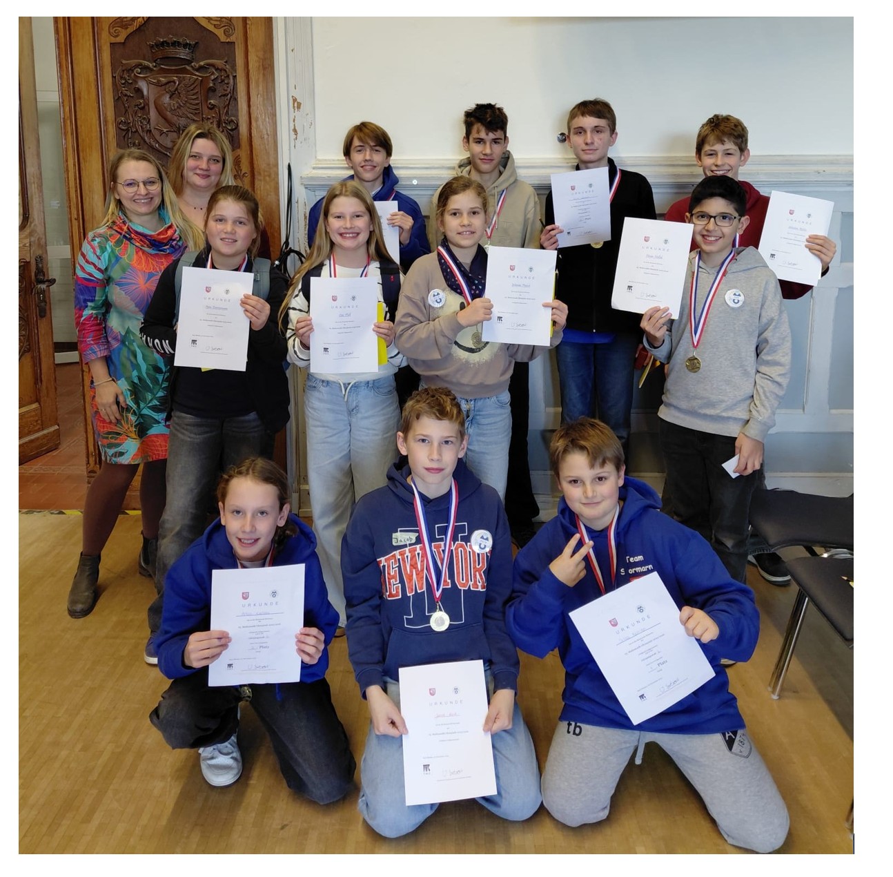 Die Teilnehmerinnen und Teilnehmer des EKG an der Mathematik-Olympiade mit ihren Urkunden und Medaillen.