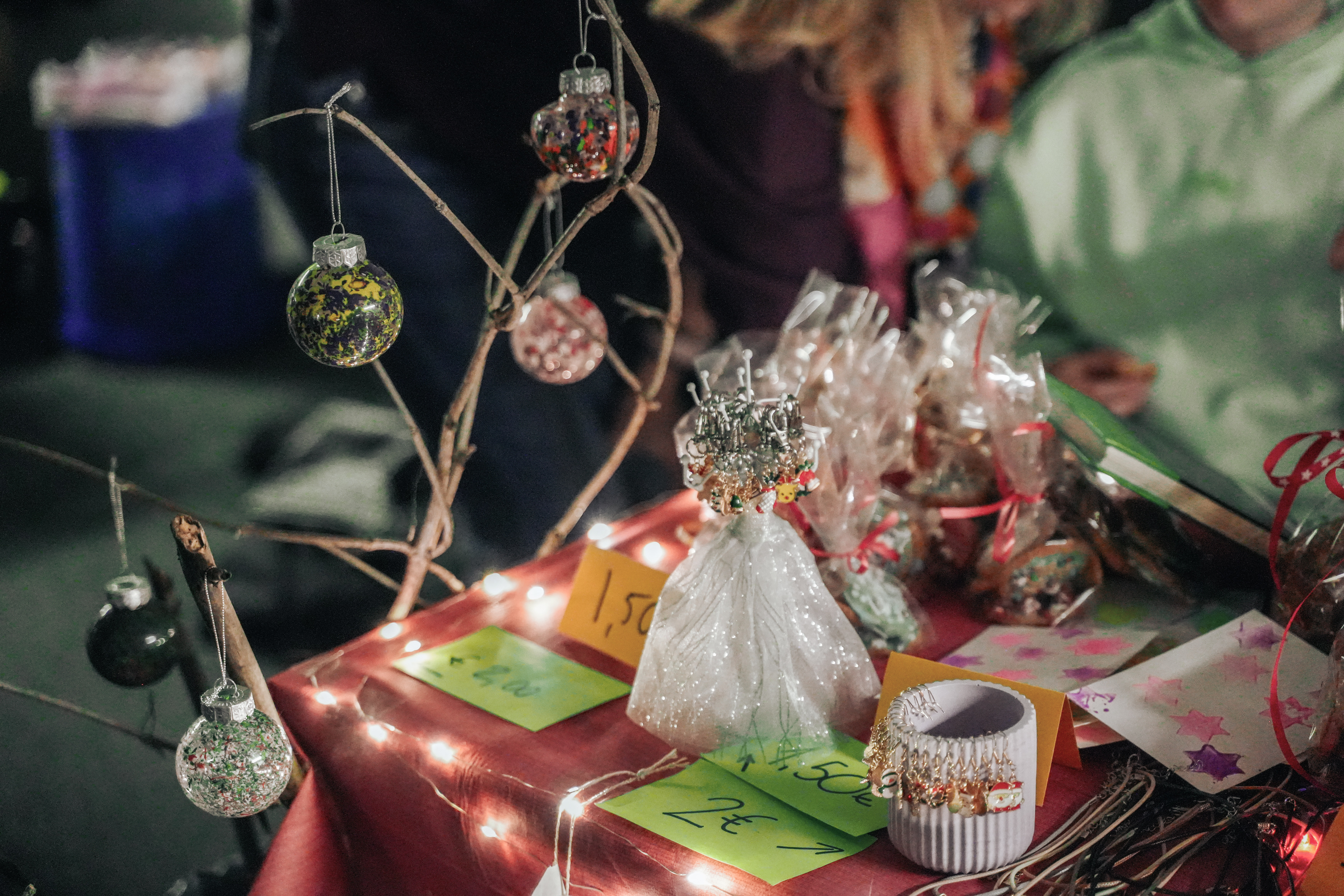 Das Bild zeigt einen Stand beim Weihnachtsbasar am EKG. Es stehen bunte Christaumbaumkugeln und andere dekorative Elemente zum Verkauf.