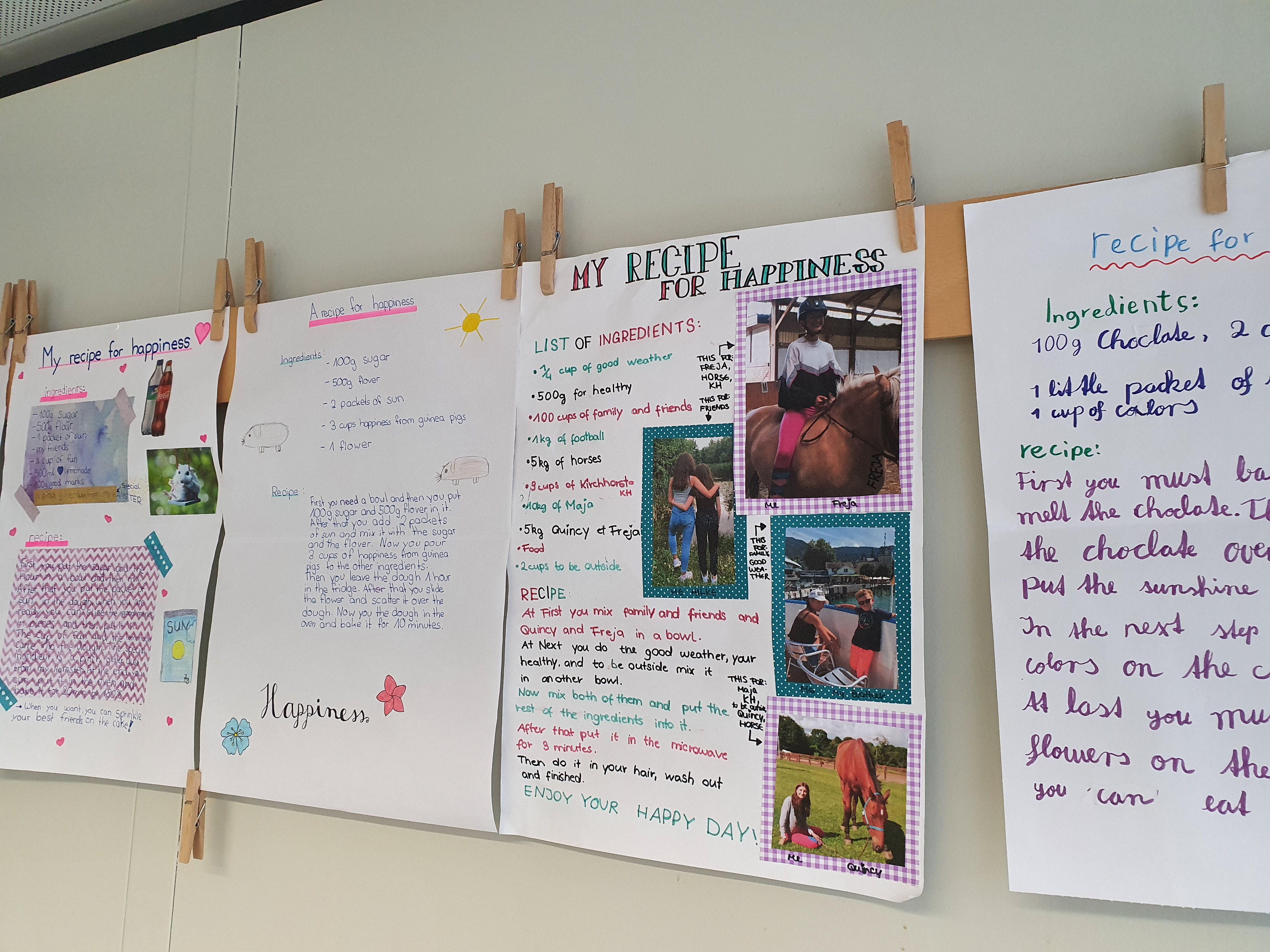 Mehrere Poster, die von Schülerinnen und Schülerin gestaltet wurden, hängen an der Wand.