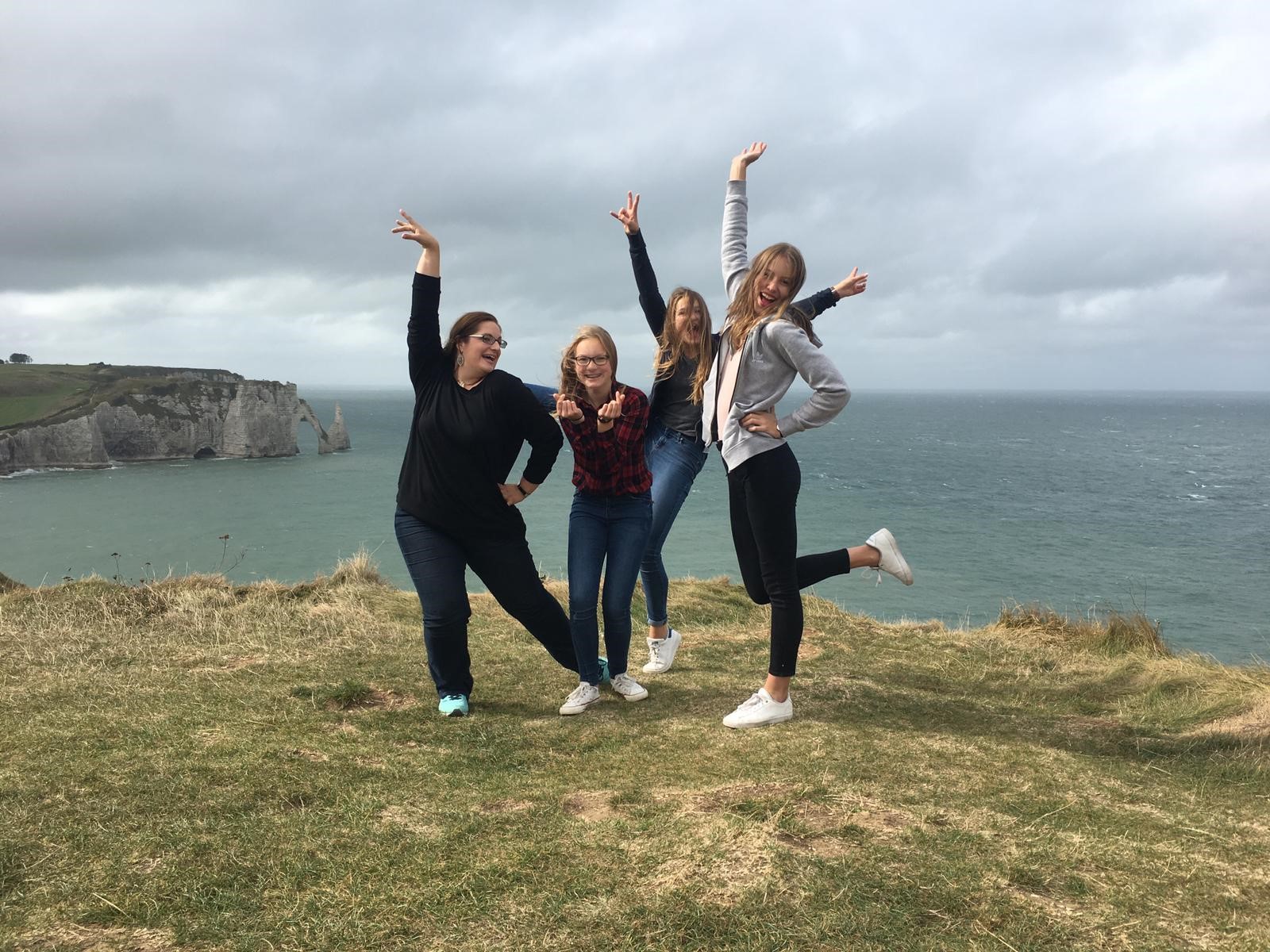 3 Schülerinnen und eine Lehrkraft an der Atlantikküste.