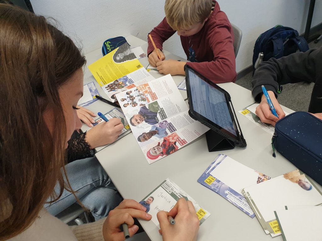 Schülerinnen beim Schreiben der Postkarten.