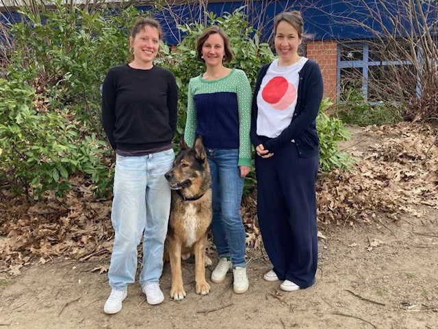Das Team der Schulsozialarbeit am EKG mit Anna Lincoln, Therapiehund Kuddel, Julika Jastroch und Marie-Christin Wurr.
